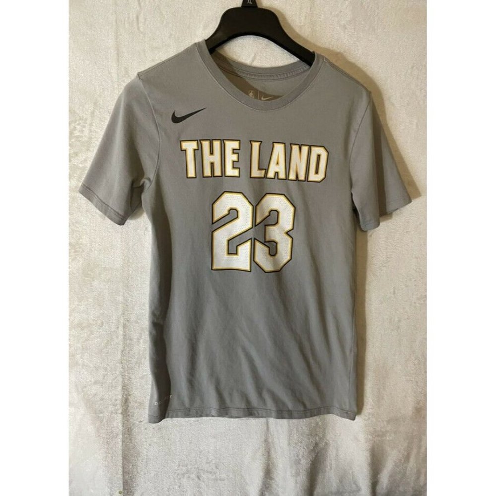 nike dri fit shirt The Nike Tee Men Size Small “ The Land “ 23 “James 23”